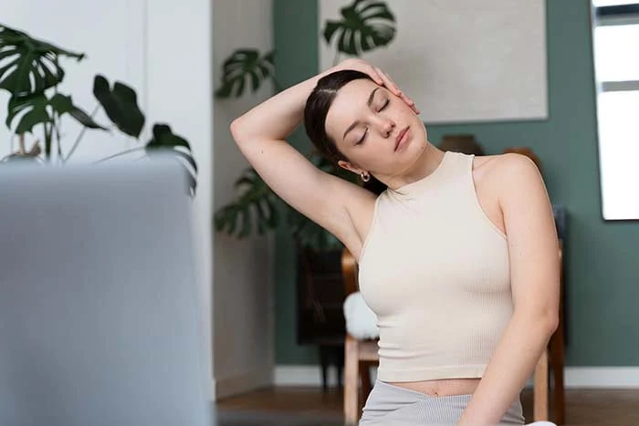 ปวดคอแล้วฝืนบิดดัดแรงๆ ระวังทำร้ายกระดูกสันหลัง! ต้องแก้ให้ถูกจุดถึงจะหายและเห็นผล